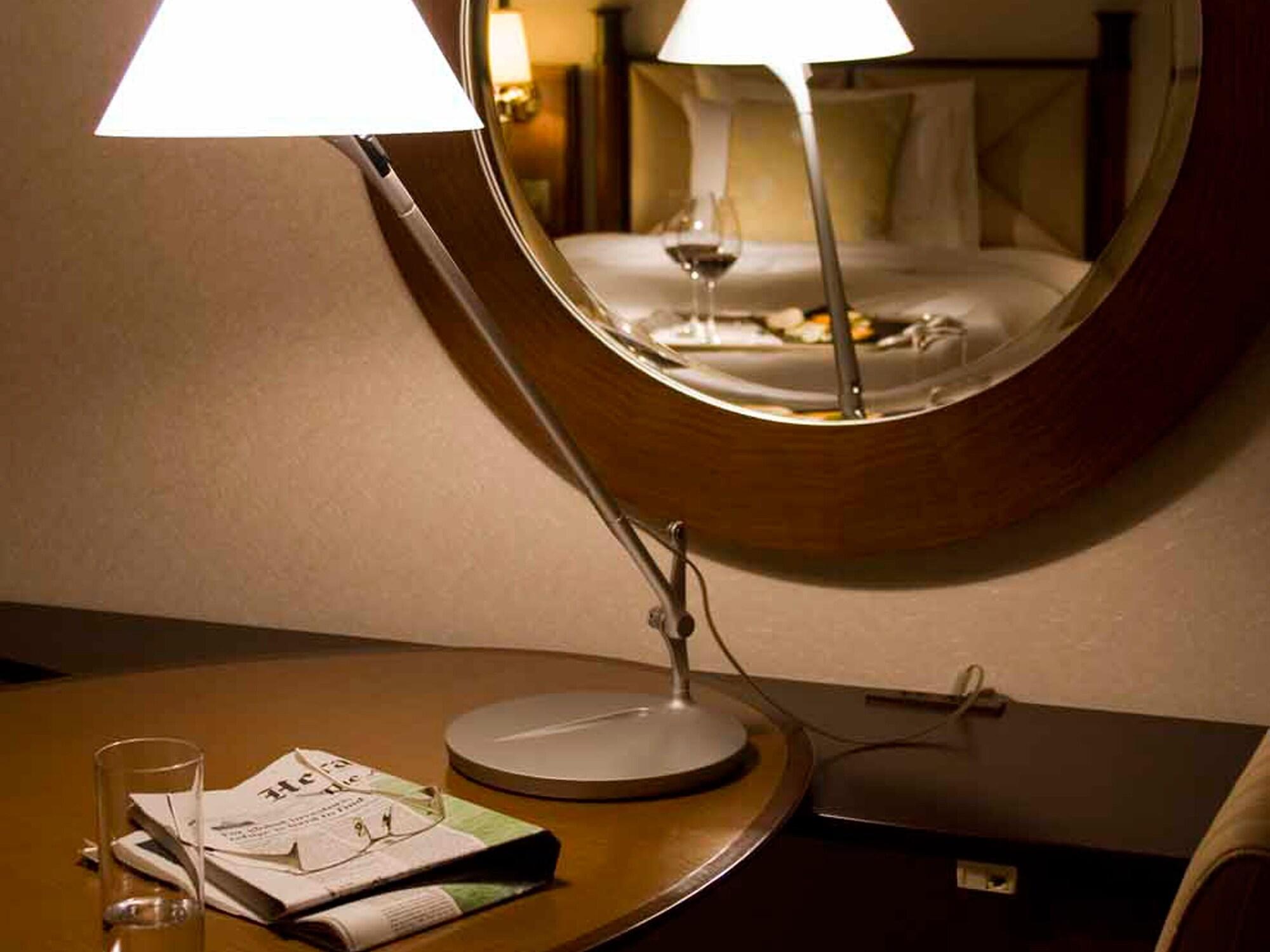Miyako Hotel Gifu Nagaragawa Exterior foto A table lamp