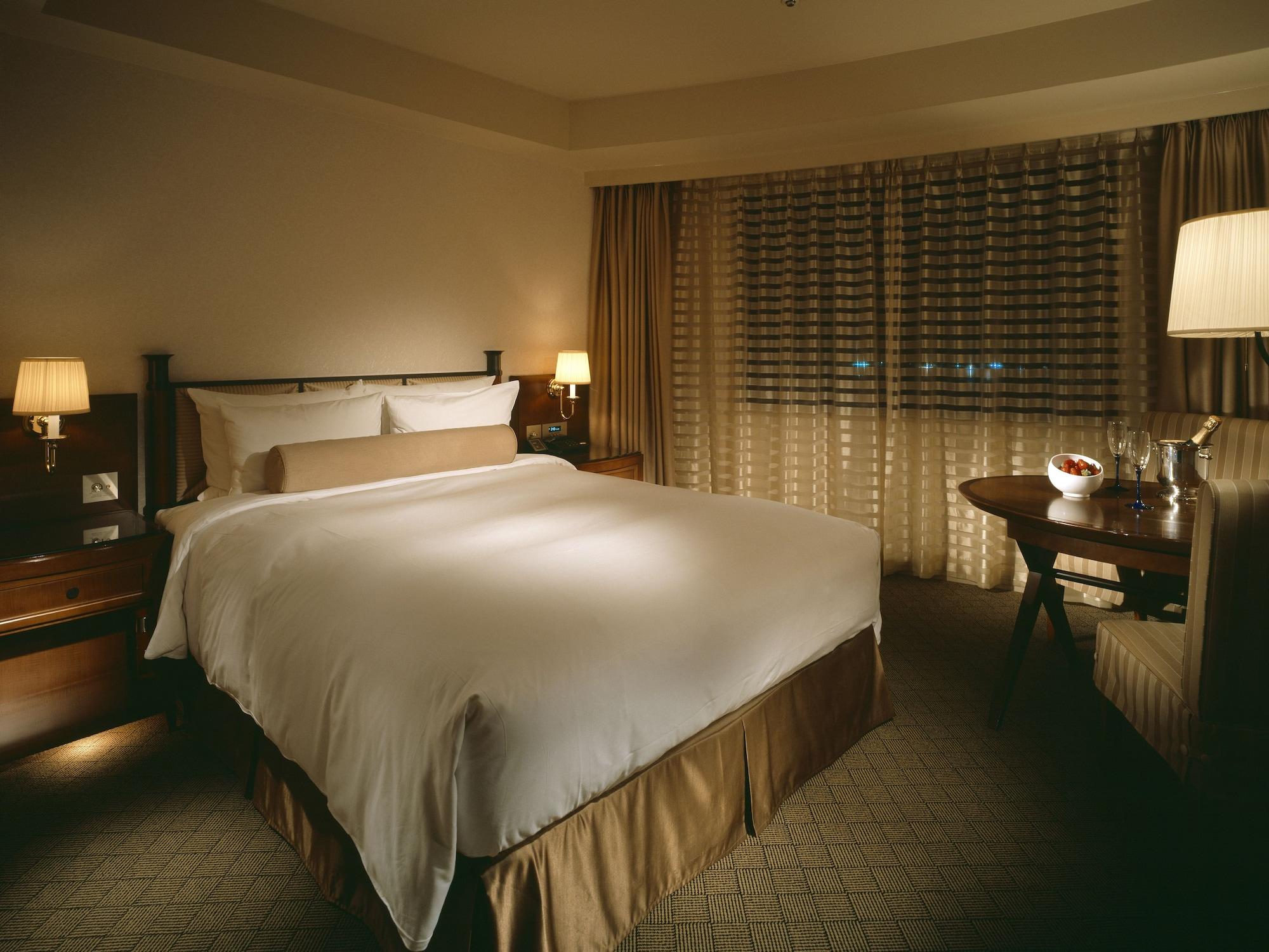 Miyako Hotel Gifu Nagaragawa Exterior foto A bedroom at the Mandarin Oriental, Hong Kong