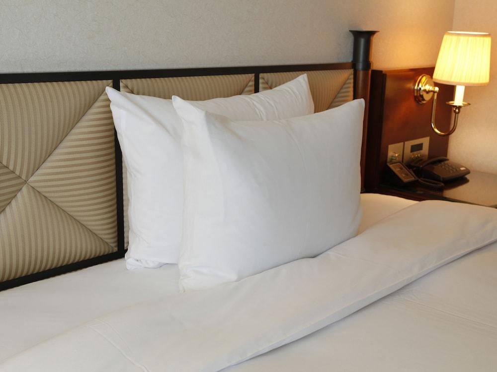 Miyako Hotel Gifu Nagaragawa Exterior foto A pillow on a bed