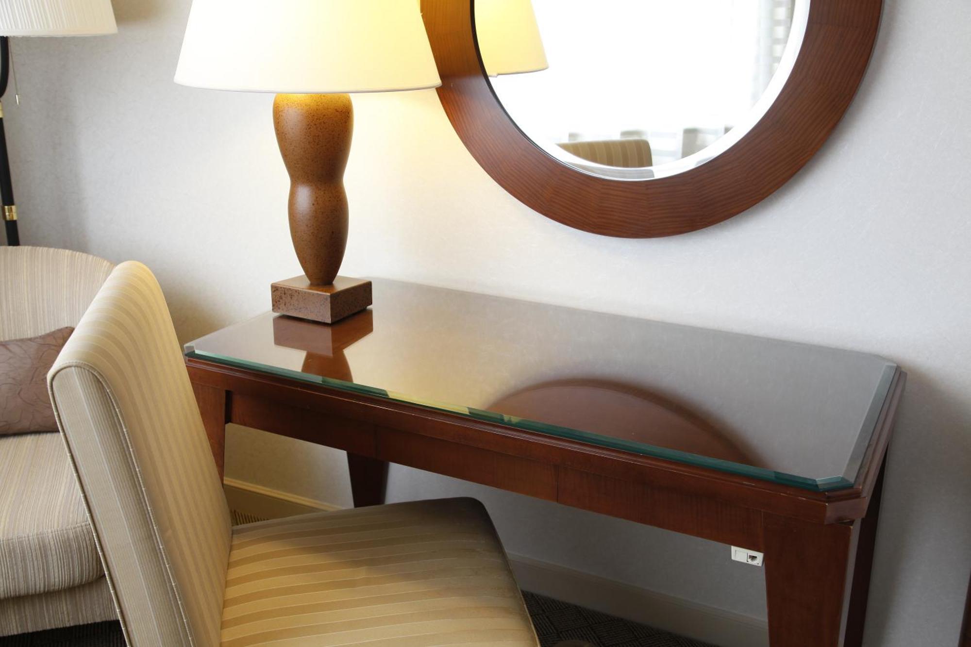 Miyako Hotel Gifu Nagaragawa Exterior foto A table with a glass top