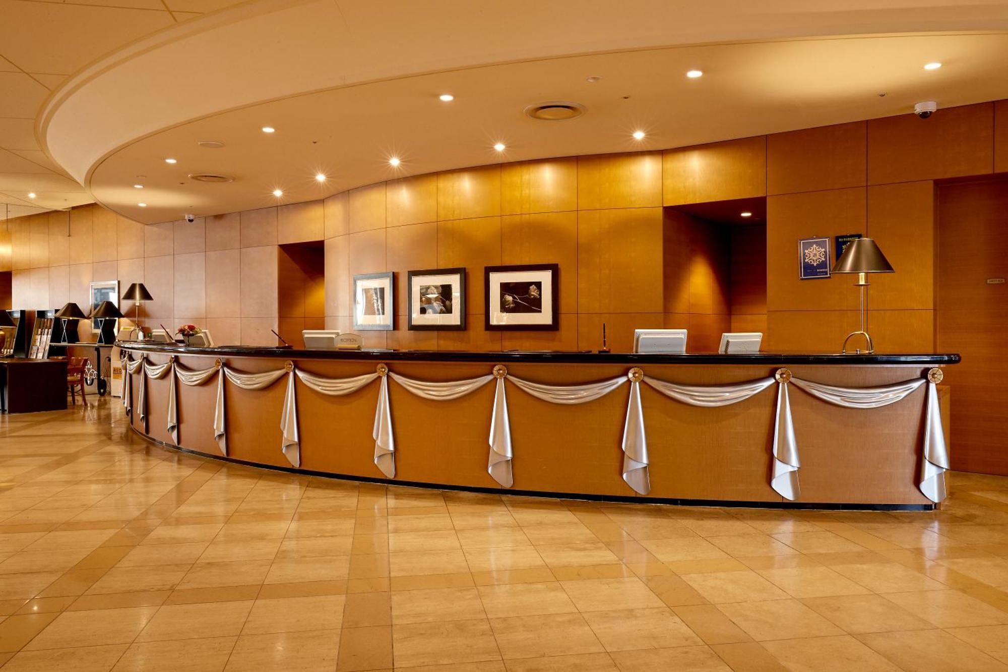 Miyako Hotel Gifu Nagaragawa Exterior foto The reception area of the Qantas International Lounge at Sydney Airport