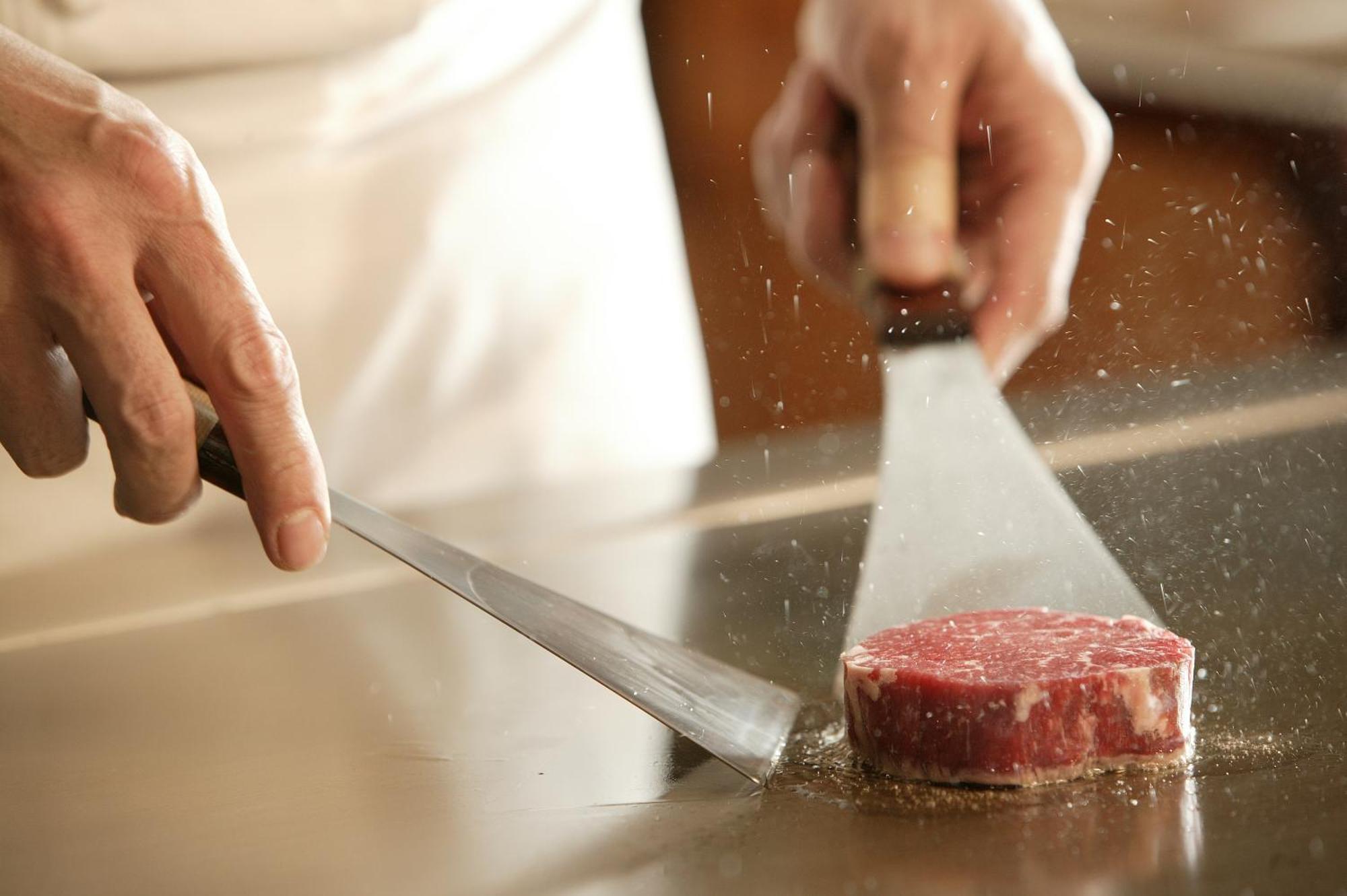 Miyako Hotel Gifu Nagaragawa Exterior foto A chef seasoning a steak