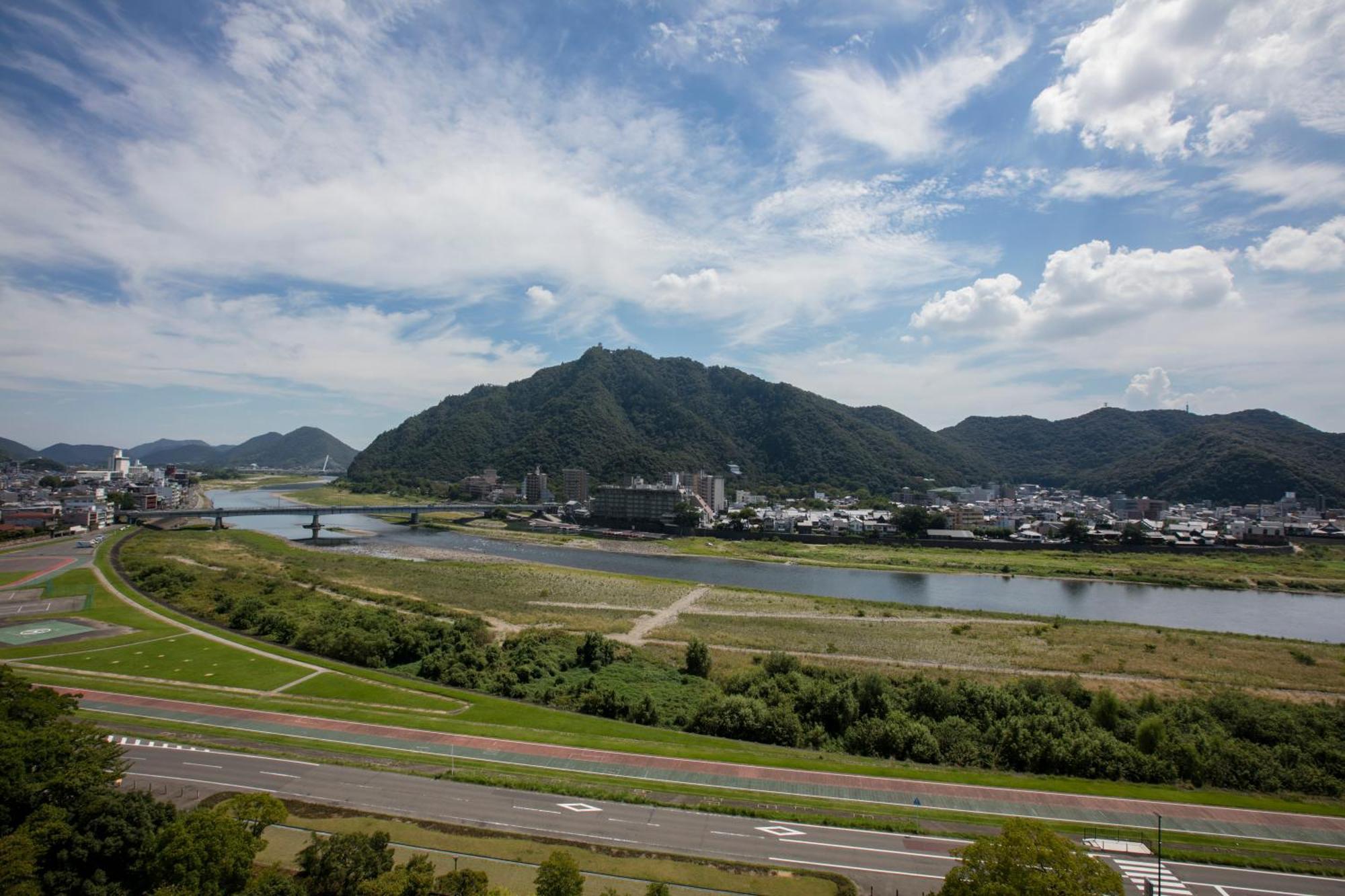 Miyako Hotel Gifu Nagaragawa Exterior foto View of the town