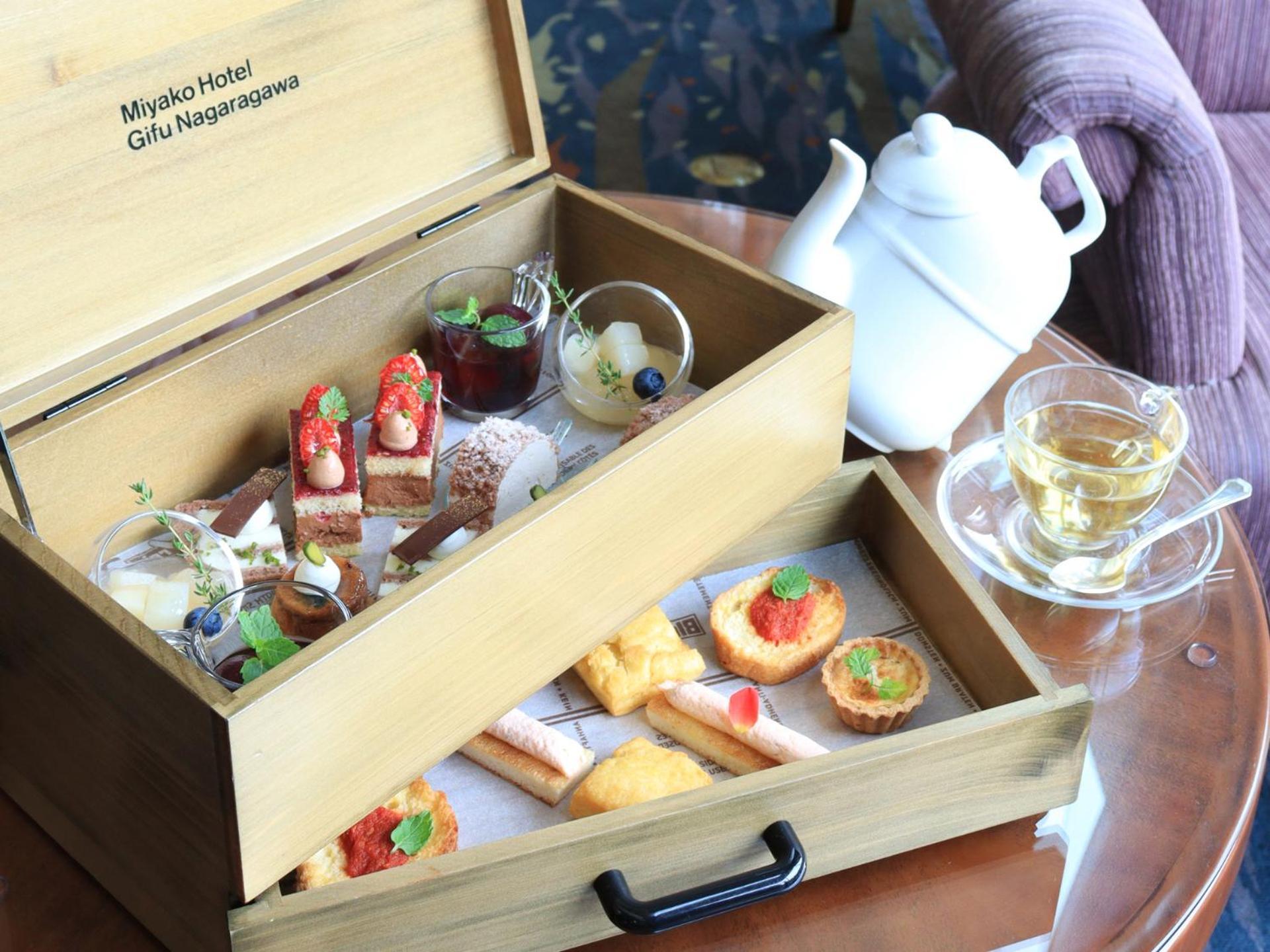 Miyako Hotel Gifu Nagaragawa Exterior foto Afternoon tea at the hotel