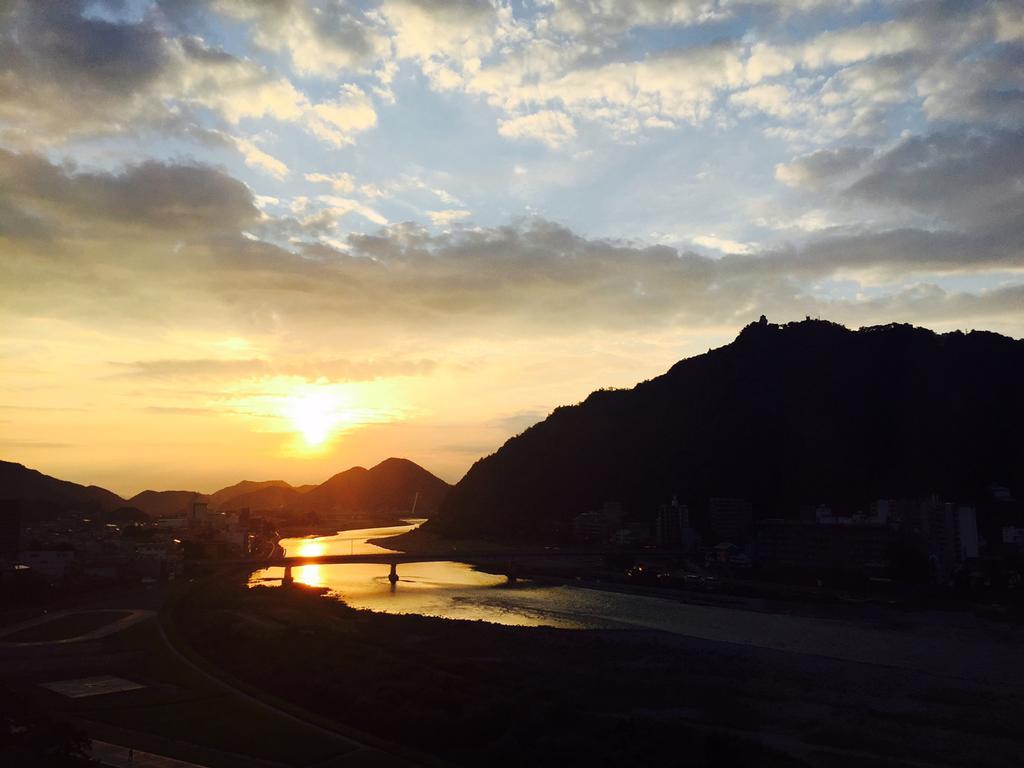 Miyako Hotel Gifu Nagaragawa Exterior foto Sunset over the river